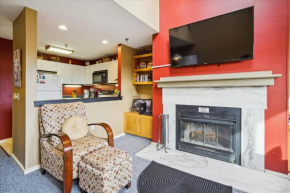 Cozy,1 bedroom loft condo! Ski back trails, shuttle& Sports center Highridge E11